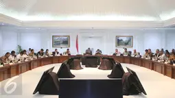 Suasana saat rapat terbatas di Istana, Jakarta, Rabu (29/3). Jokowi menginstruksikan percepatan dalam perbaikan sejumlah indikator Ease of Doing Business (EODB) agar peringkat Indonesia meningkat dalam hal kemudahan berusaha. (Liputan6.com/Angga Yuniar)