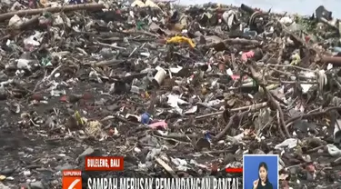 Sampah menumpuk setelah cuaca buruk melanda kawasan tersebut. Hujan lebat dan angin kencang membawa tumpukan sampah ke bibir pantai.