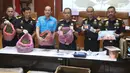Bea Cukai dan BNN menunjukkan barang bukti 68 kg katinon dan 15.487 butir pil ekstasi saat rilis di Kantor Pusat Bea Cukai, Jakarta, Senin (28/5). Modus tersangka adalah dengan menggunakan false compartement. (Liputan6.com/Arya Manggala)