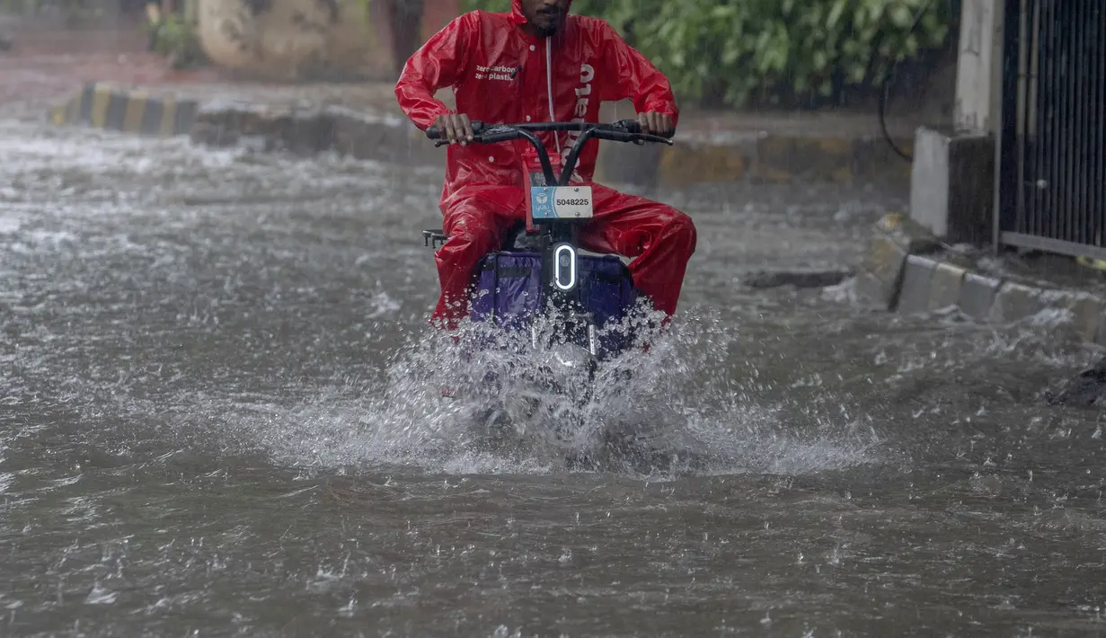 Hujan monsun tahunan India menyelimuti seluruh negeri pada hari Minggu, enam hari lebih awal dari biasanya, kata kantor cuaca yang dikelola negara, tetapi total hujan masih 10% di bawah rata-rata musim ini. (AP Photo/Rafiq Maqbool)