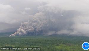 Gunung Semeru di Lumajang mengalami erupsi dahsyat pada Rabu sore (19/11/2025), pukul 16.00 WIB. (Liputan6.com/ Dok PVMBG)