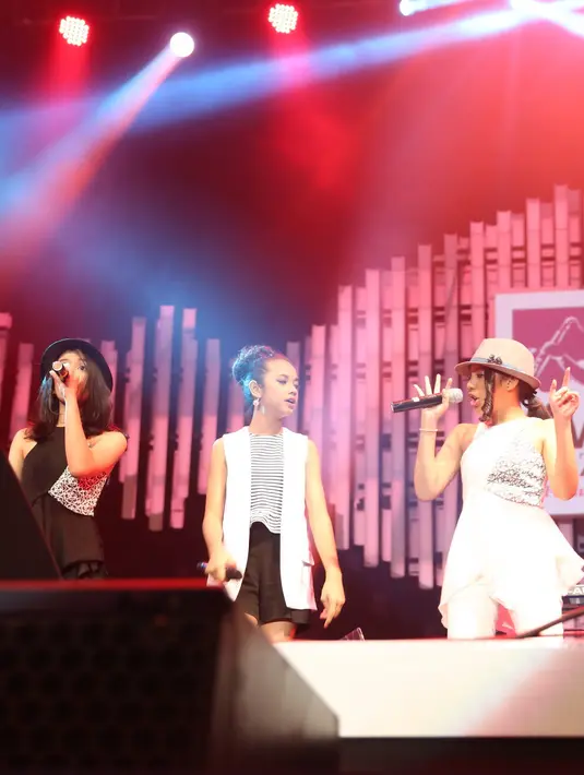 Tampil pada pukul 14.30 WIB, Erwin Gutawa dan Gita Gutawa presents Di Atas Rata-Rata berhasil membuat penikmat musik Java Jazz Festival tersihir dengan bakat yang dimiliki anak muda Di Atas Rata-Rata.(Andy Masela/Bintang.com)