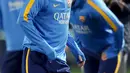 Penyerang Barcelona Lionel Messi saat melakukan sesi latihan jelang El Clasico di tempat latihan Joan Gamper, Barcelona, Spanyol, Jumat, (20/11). El Clasico akan berlangsung minggu dini hari nanti. (REUTERS/Albert Gea)