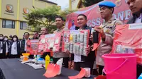 Azis Suherman (35) ditangkap lantaran memproduksi ganja sintetis di kontrakannya di Desa Laladon, Kecamatan Ciomas, Kabupaten Bogor. (Foto:Liputan6/Achmad Sudarno)