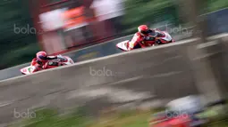 Gerry Salim (kanan) beradu cepat dengan rekan kompatriotnya Andi Gilang pada kelas Asia Production 250cc  Asia Road Racing Championship di Sentul International Circuit, Bogor (13/8/2017). Gerry berhasil menjuarai nomor 250cc. (Bola.com/Nicklas Hanoatubun)