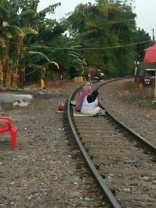 Menantang Maut, 7 Potret Ini Buktikan Orang Indonesia Gereget Banget