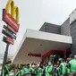 Antrean ratusan ojol di gerai McDonald's untuk memesan orderan BTS Meal di Serang Banten (Liputan6.com / Yandhi Deslatama)