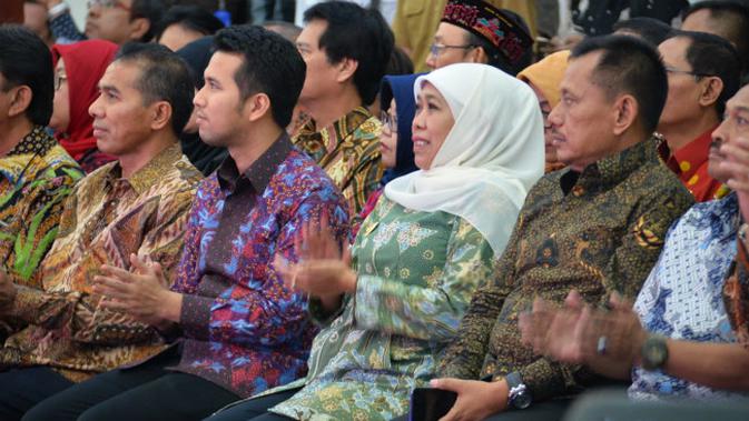 Gubernur Jawa Timur Khofifah Indar Parawansa meluncurkan program Millenial Job Center/MJC, East Java Super Coridor/EJSC, dan Big Data di Gedung Negara Grahadi, Surabaya, Senin (27/05/2019) sore. (Liputan6.com/Dian Kurniawan)