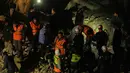 Serangan ini merupakan yang pertama di wilayah tersebut sejak gencatan senjata, memicu kekhawatiran meluasnya konflik. Tampak dalam foto, petugas penyelamat mencari korban selamat di antara reruntuhan bangunan yang rusak setelah serangan udara Israel di Dahiyeh, pinggiran selatan Beirut, Lebanon, Rabu 6 Mei 2026. (AP Photo/Hassan Ammar)