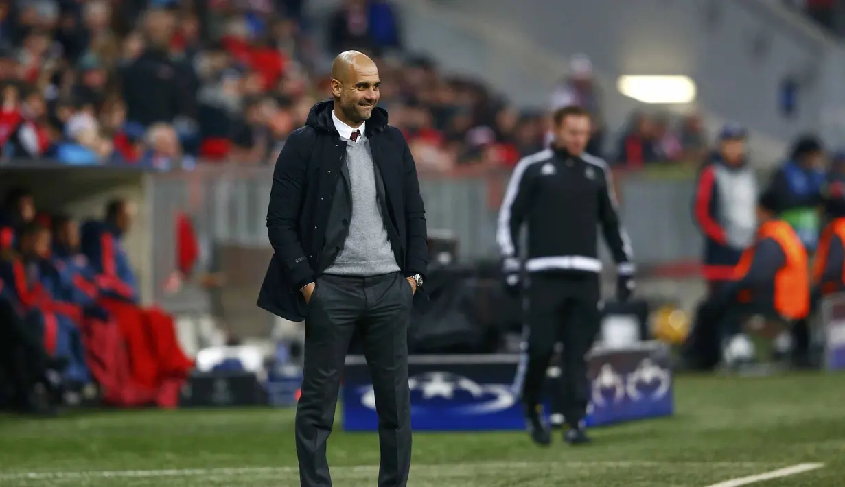 Pelatih Bayern Munchen, Pep Guardiola menyaksikan anak asuhnya berlaga pada lanjutan Liga Champions Gurp F di Stadon Allianz Arena, Munich, Jerman, Rabu ( 25/11/2015) dini hari WIB. (REUTERS/Michael Dalder)