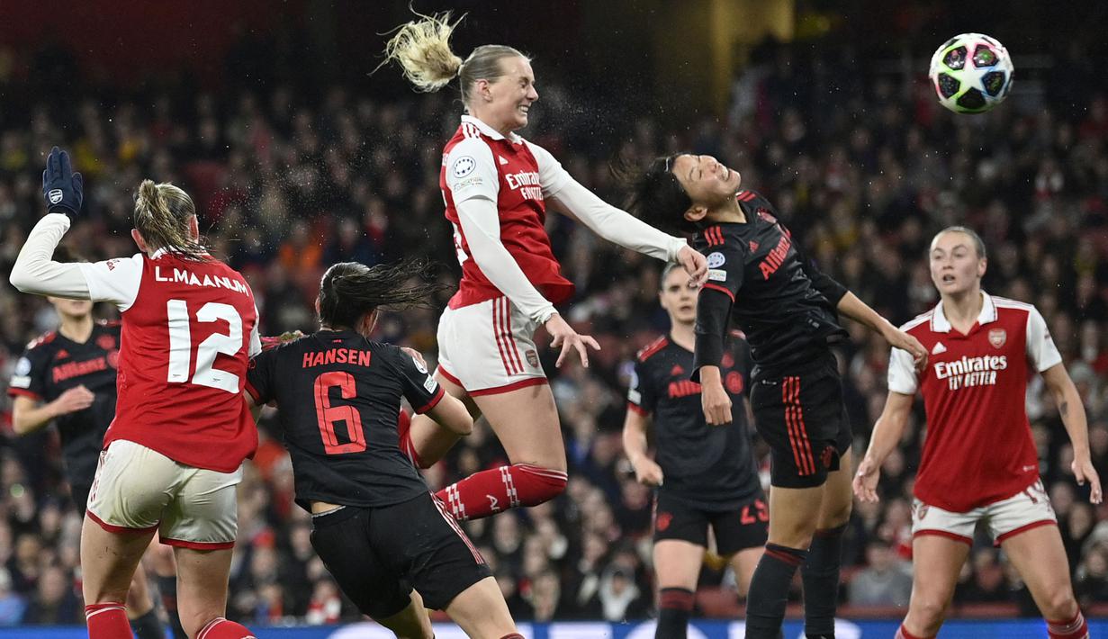 Pemain Arsenal, Stina Blackstenius (tengah) mencetak gol kedua timnya ke gawang Bayern Munchen pada laga leg kedua perempat final Liga Champions 2022/2023 di Emirates Stadium, London, 29 Maret 2023. The Gunners menang dengan skor 2-0. (AP Photo/PA/Mike Egerton)