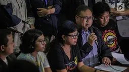 Akademisi Batara (kedua kanan) menyampaikan keterangan pers di Gedung YLBHI, Kamis (7/3). Mereka meminta kepolisian membebaskan Robertus Robet karena lagu yang dinyanyikan Robertus tidak bermaksud menghina institusi TNI. (Liputan6.com/Faizal Fanani)