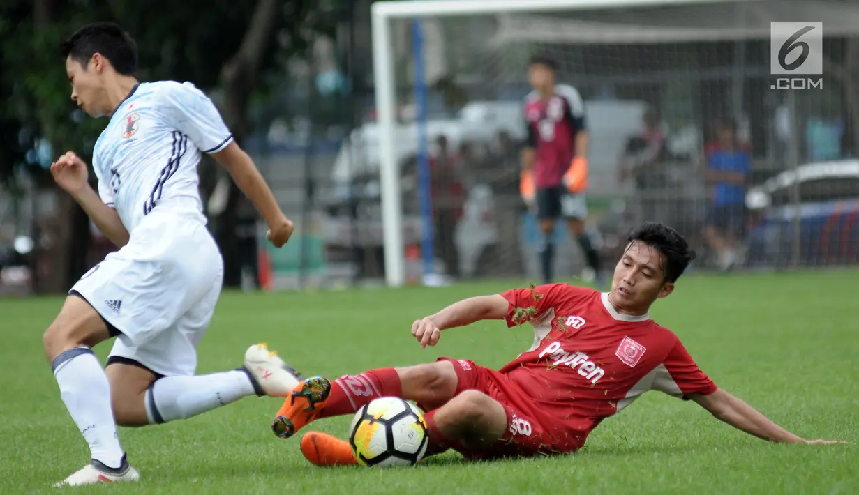 Pemain Persika berebut bola dengan pemain Timnas Jepang U-19 saat uji tanding di Lapangan B Kompleks GBK, Jakarta, Selasa (27/3). Persika kalah 2-3 dari Jepang U-19. (Liputan6.com/Helmi Fithriansyah)