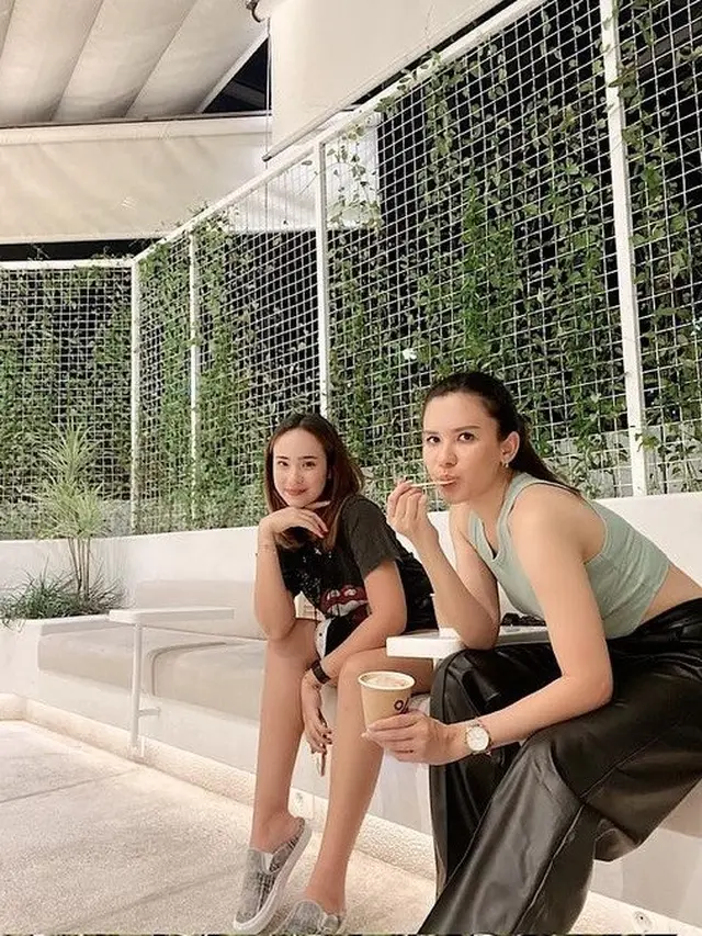 Michelle Joan dan Pamela Bowie