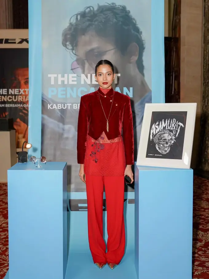 Putri Marino kenakan kebaya janggan velvet merah