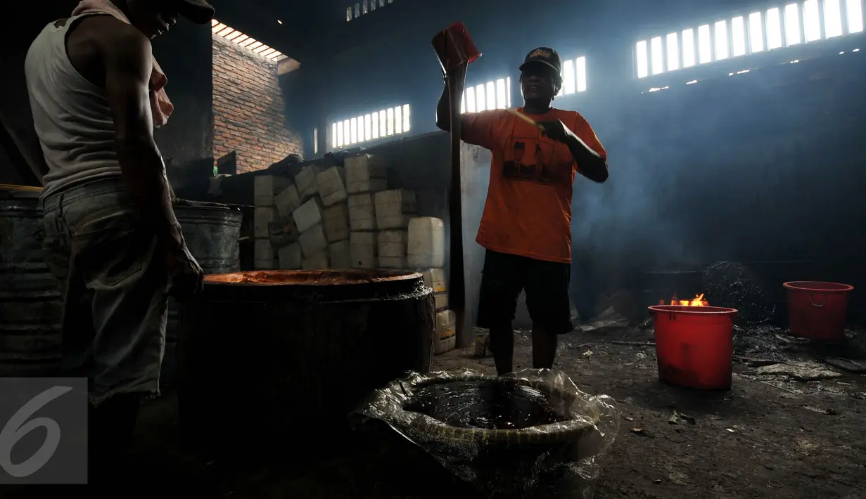 Foto yang diambil 23 Januari 2016 memperlihatkan pekerja yang sedang memindahkan dodol Imlek yang telah mengental dari wajan panas ke tampah yang dilapisi plastik untuk didinginkan di pabrik Nyona Lauw di Neglasari, Tangerang. (Liputan6.com/JohanTallo)