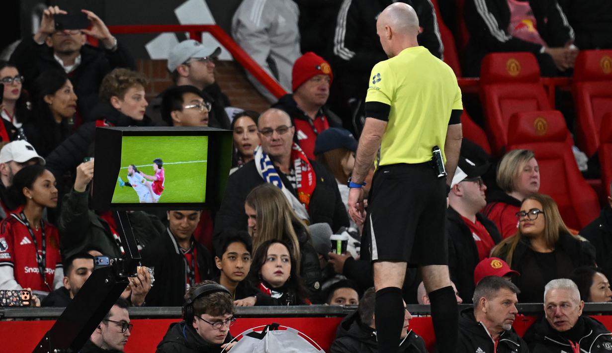 Pertandingan lanjutan Liga Inggris 2025/2026 antara Manchester United melawan Leeds United, Senin (13/04/2026) waktu setempat, diwarnai dengan kartu merah Lisandro Martinez. (AFP/Paul Ellis)