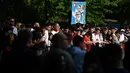 Seorang fans membawa poster Cristiano Ronaldo saat menyambut kedatangan Timnas Portugal di hotel tempat mereka menginap jelang Euro 2024 di Harsewinkel, Jerman, Rabu (13/06/2024) waktu setempat. (AFP/Patricia De Melo Moreira)