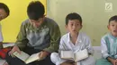 Anak-anak membaca kitab suci Al-Quran di Kampung Quran Alkholidin Cinere,  Depok, Senin (13/5/2019). Momentum bulan Ramadhan 1440 H dimanfaatkan anak-anak usai pulang sekolah untuk membaca dan menghapal Quran secara bersama-sama untuk menambah amalan ibadah puasa. (merdeka.com/Arie Basuki)