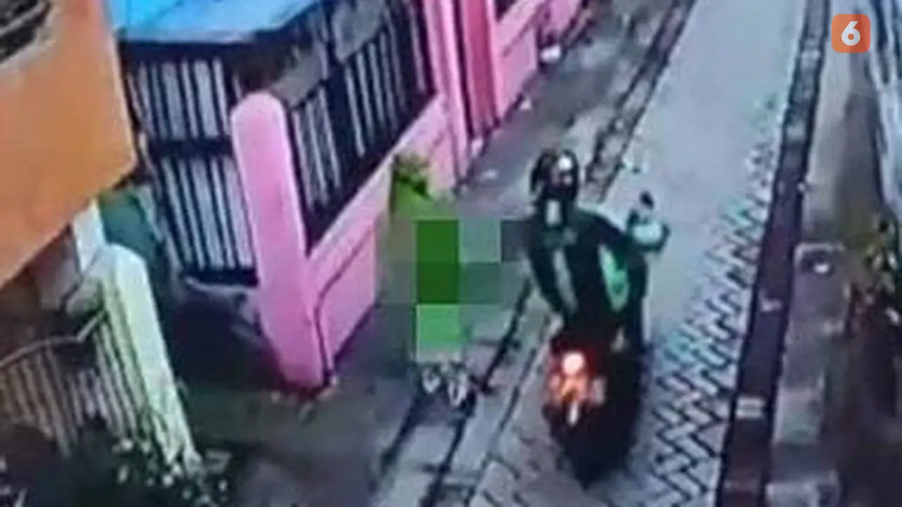 Tangkapan layar rekaman CCTV aksi bejat pria berjaket Ojol Remas Payudara Pedagang Kue Keliling Makassar (Liputan6.com/Istimewa)