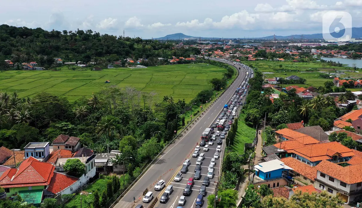 Hari ini, Sabtu (6/4/2024), lonjakan kendaraan pemudik menuju Pelabuhan Merak terus bertambah. (Liputan6.com/Angga Yuniar)