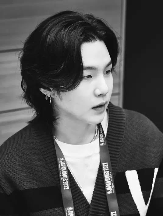 Suga BTS dengan rambut hitan dan panjang dinilai sangat cocok dengan dirinya. (FOTO: instagram.com/agustd/)