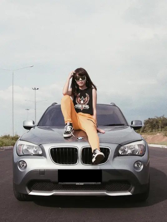 Sebagai dancer, gadis 19 tahun ini kerap tampil sporty. Penampilannya dengan celana bewarna terang yang dipadukan dengan kaos tanpa lengan membuat ia terlihat stylish. Tak lupa, kacamata ikonik dengan frame besar, penampilan Fay pun semakin trendi. (Liputan6.com/IG/@faynabilalxndr)