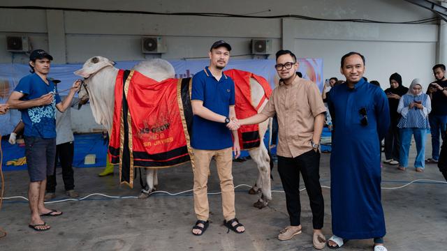 Selebgram sekaligus pengusaha Juragan 99 menyambut Idul Adha 2023 dengan menyumbang total 97 hewan kurban yang terdiri 61 sapi dan 36 kambing. (Foto: Tim J99 Corp)
