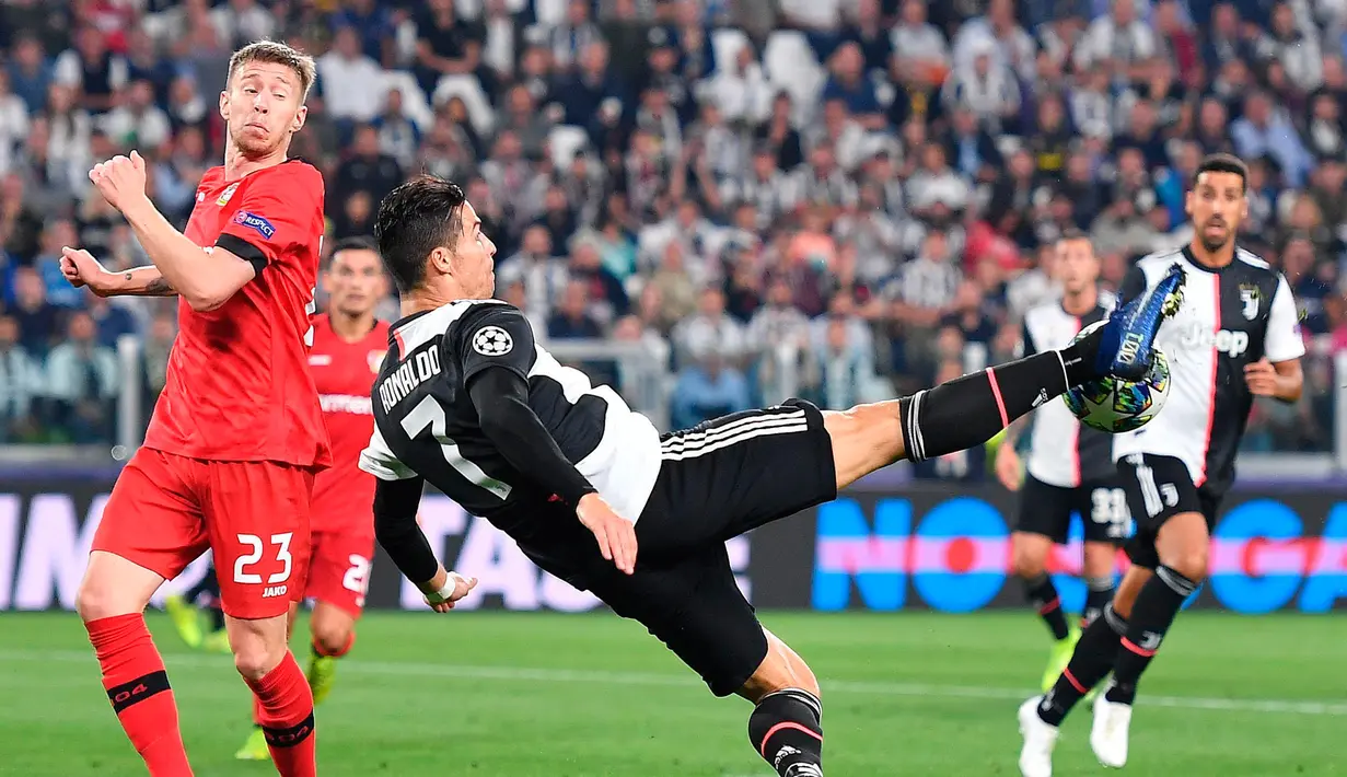 Pemain Juventus Cristiano Ronaldo melakukan tendangan saat menghadapi Bayer Leverkusen pada matchday kedua Liga Champions di Allianz Stadium, Turin, Italia, Selasa (1/10/2019). Juventus menghajar Bayer Leverkusen 3-0. (Alessandro Di Marco/ANSA via AP)
