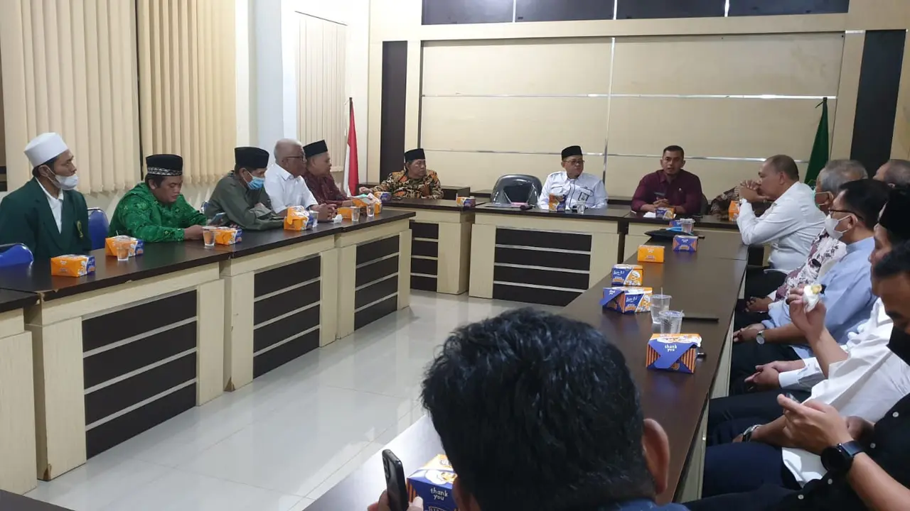 ementerian Agama (Kemenag) Garut, Jawa Barat mengajak puluhan tokoh ormas termasuk tokoh lintas agama, menjaga kondusifitas Garut menghadapi tahun politik tahun depan. (Liputan6.com/Jayadi Supriadin)