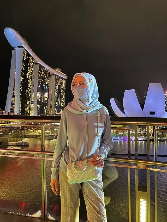 7 Potret Desy Ratnasari Liburan Ke Singapura, Gayanya Tuai Sorotan