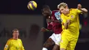 Striker West Ham, Carlton Cole, duel udara dengan bek Liverpool, Sami Hypia. Setelah tampil 33 laga dengan enam gol bersama Chelsea, penyerang 33 tahun itu dianggap kurang memuaskan dan dilego ke West Ham. (AFP/Adrian Dennis)