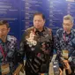 Ketua Umum Himpunan dan Penyewa Pusat Perbelanjaan Indonesia (Hippindo) Budihardjo Iduansjah bersama Menteri Koordinator Bidang Perekonomian Airlangga Hartarto dalam acara Indonesia Retail Summit di Swissotel Jakarta PIK Avenue, Rabu (28/8/2024). (sulaeman/Merdeka.com)