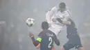 Bintang Real Madrid, Cristiano Ronaldo melepaskan sundulan saat melawan PSG pada laga Liga Champions di Stadion Parc des Princes, Paris, Selasa (6/3/2018). PSG kalah agregat 2-5 dari Madrid. (AFP/Franck Fife)