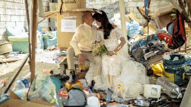 Cerita Haru di Balik Potret Pernikahan Pasangan Berlatar Tumpukan Sampah