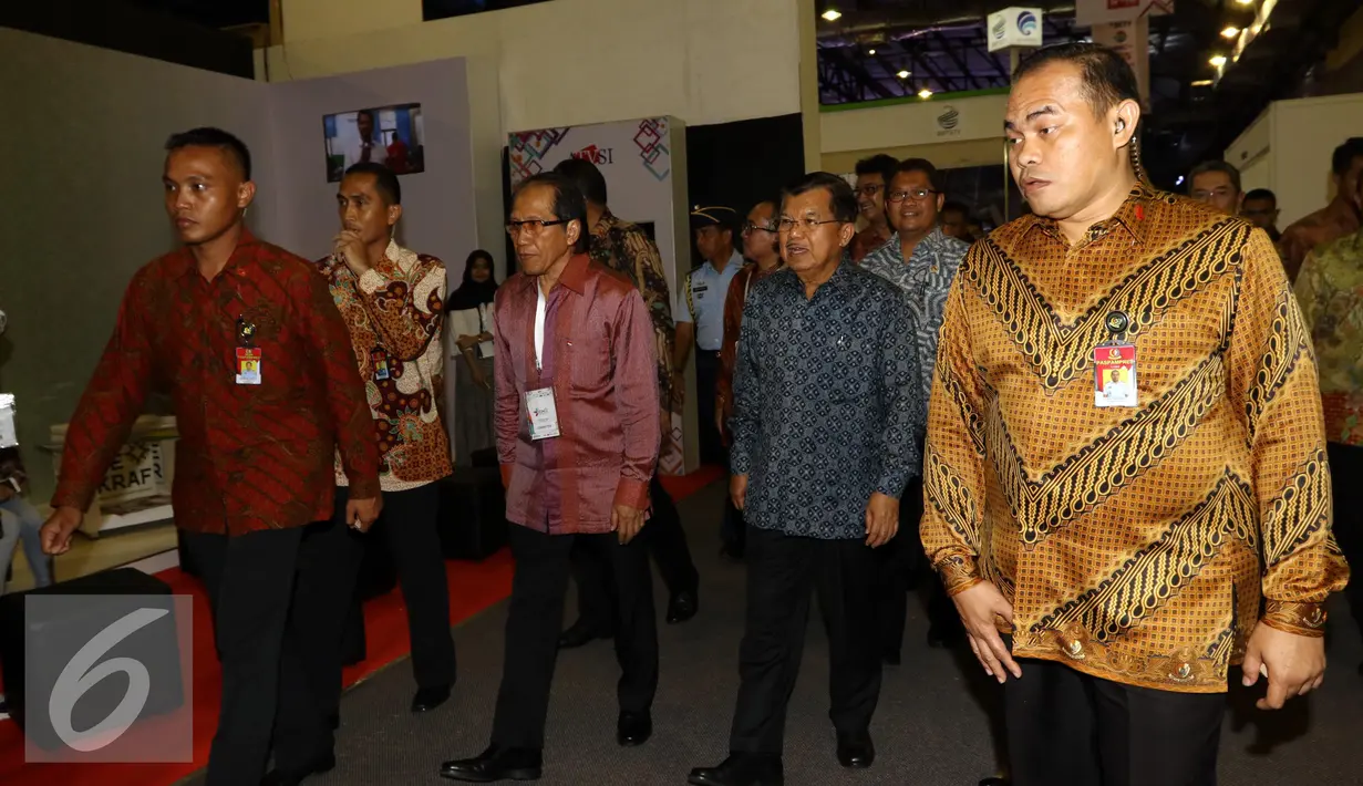 Wakil Presiden RI Jusuf Kalla saat menghadiri Indonesia Broadcasting Expo (IBX) 2016 di Balai Kartini, Jakarta, Jumat (21/10). Perhelatan IBX 2016 merupakan ke-3 kalinya acara tersebut digelar. (Liputan6.com/Helmi Afandi)