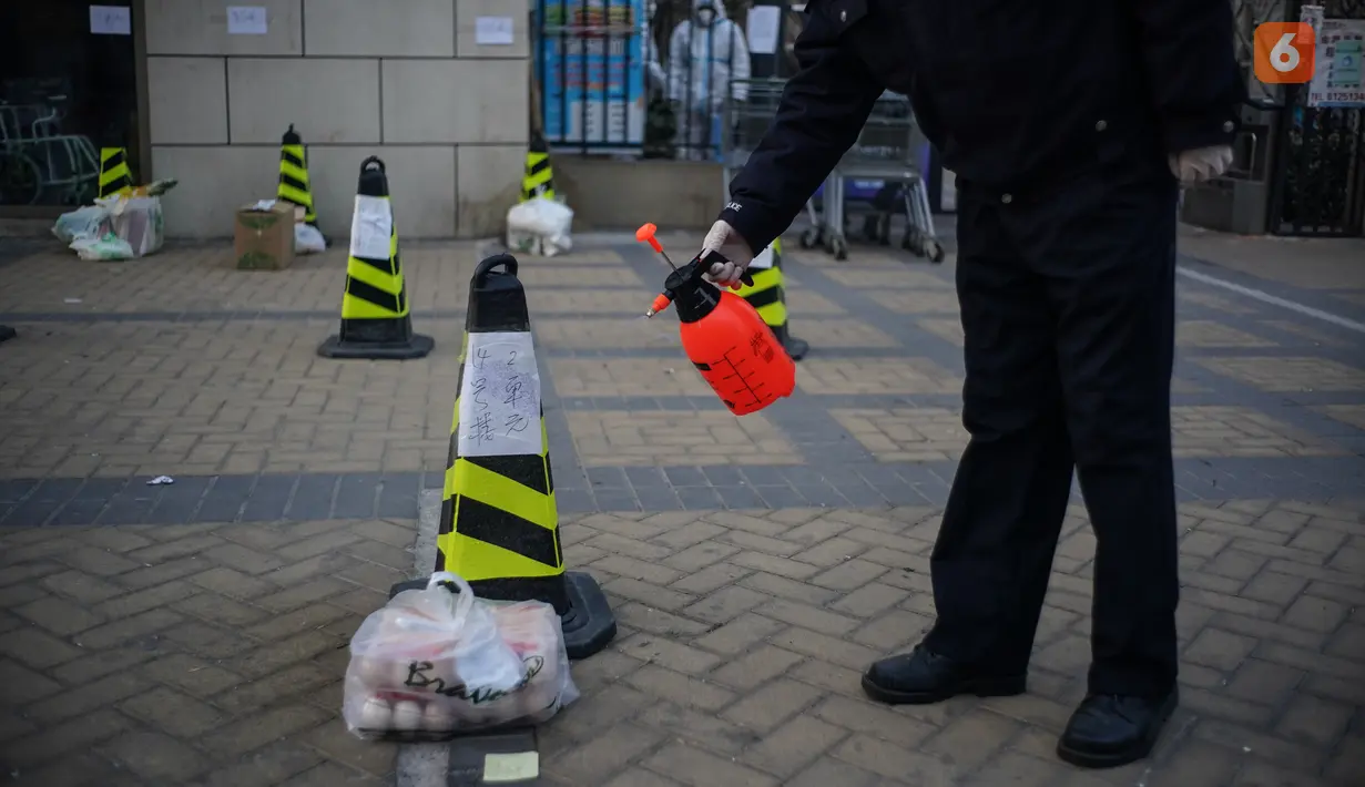 Seorang staf mensterilkan barang-barang yang akan dikirim di Distrik Daxing di Beijing, ibu kota China, pada 20 Januari 2021. Distrik Daxing akan memberlakukan manajemen lockdown ketat di lima kompleks permukiman di subdistrik Tiangongyuan di mana kasus-kasus baru itu terdeteksi. (Xinhua/Peng Ziyang