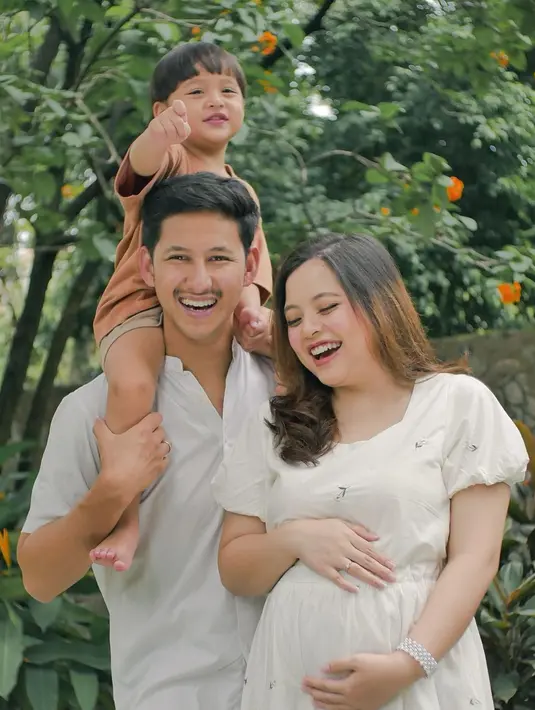 Mengatur pola makan dan mengonsumsi berbagai vitamin yang diperlukan, kehamilan calon anak kedua Tasya Kamila dan Randi Bachtiar menjadi sebuah keajaiban. Bahkan, mantan penyanyi cilik ini juga menyebut jika calon anak kedua sebagai 'Miracle Baby'. (Liputan6.com/IG/@tasyakamila)
