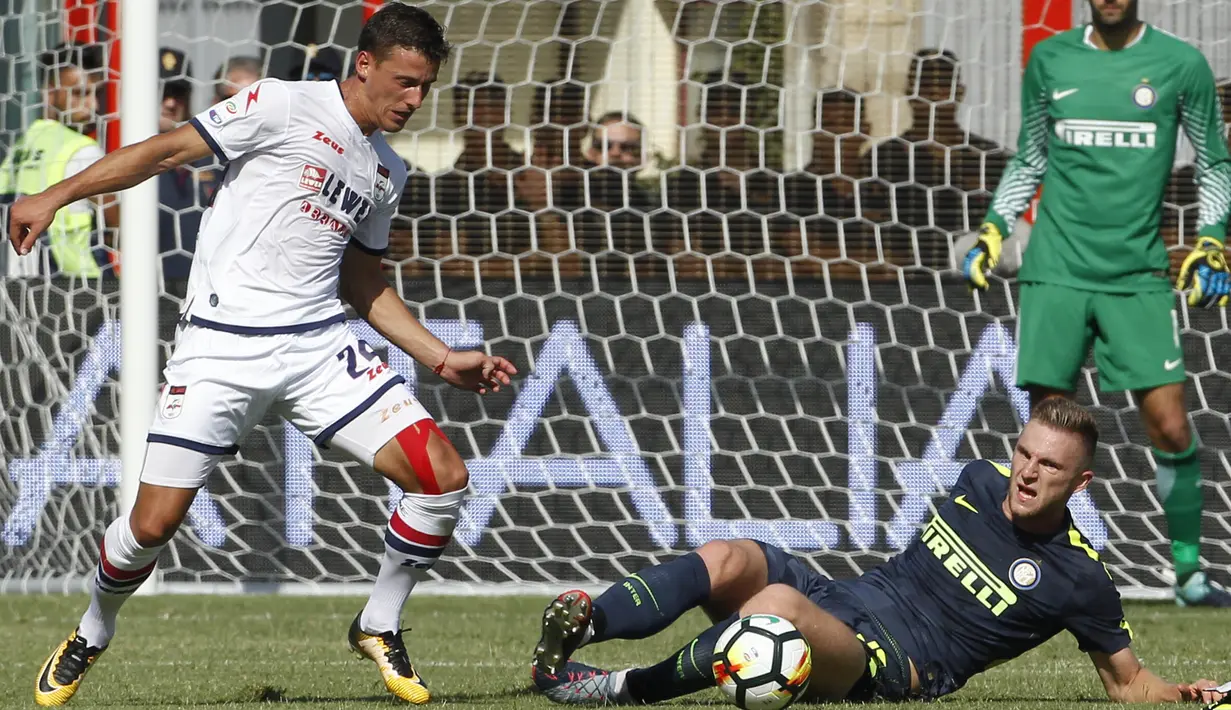 Bek Inter Milan, Milan Skriniar, mengamankan bola dari striker Crotone, Aleksandar Tonev, pada laga Serie A Italia di Stadion Ezio Scida, Calabria, Sabtu (16/9/2017). Crotone kalah 0-2 dari Inter. (AFP/Carlo Hermann)