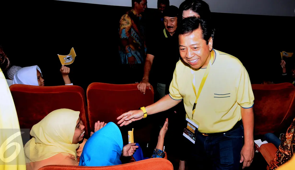 Ketua Umum Partai Golkar, Setya Novanto (kanan) menyalami anak anak jelang nonton bareng film Iqro bersama 1000 anak yatim di Jakarta, Minggu (12/2). Acara ini untuk memperingati Maulid Nabi Muhammad SAW. (Liputan6.com/Helmi Fithriansyah)