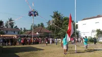Semua petugas upacara bendera mengenakan busana adat Jawa tak terkecuali peserta upacara.