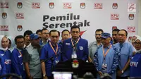 Sekjen Partai Demokrat Hinca Panjaitan (tengah) bersama jajarang DPP Partai Demokrat memberikan keterangan pers sai menyerahkan berkas pendaftaran bakal caleg di KPU, Jakarta, Selasa (17/7). (Liputan6.com/Johan Tallo)