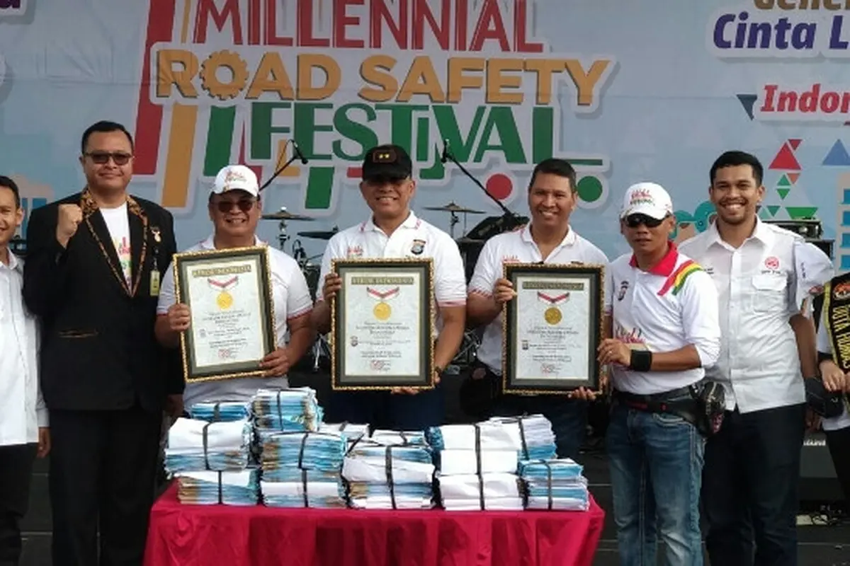 Kapolda Riau Irjen Widodo Eko Prihastopo (bertopi hitam) menerima rekor MURI terkait penyelenggaraan Millenial Road Safety Festival di Pekanbaru