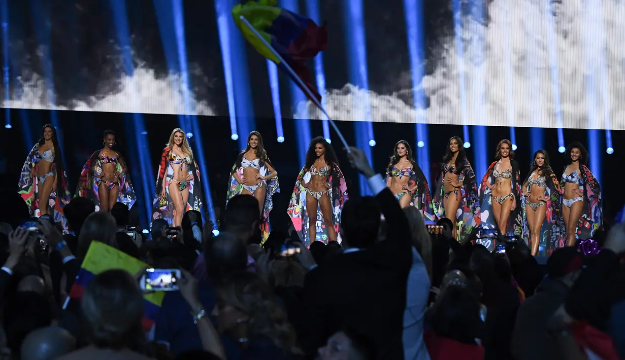 Sepuluh besar finalis tampil dalam balutan baju renang selama kontes Miss Universe 2019 di Tyler Perry Studios, Atlanta, Minggu (8/12/2019). Sebanyak 90 perempuan dari berbagai negara berebut mendapat gelar ratu kecantikan sejagat dalam ajang tersebut. (Photo by VALERIE MACON / AFP)