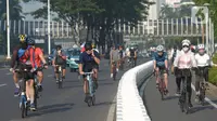 Warga bersepeda mengisi hari libur di kawasan Jakarta, Rabu (26/5/2021). Sejumlah pesepeda pagi ini ramai berolahraga, namun masih banyak yang memilih berada di luar jalur sepeda yang sudah disediakan. (merdeka.com/Imam Buhori)