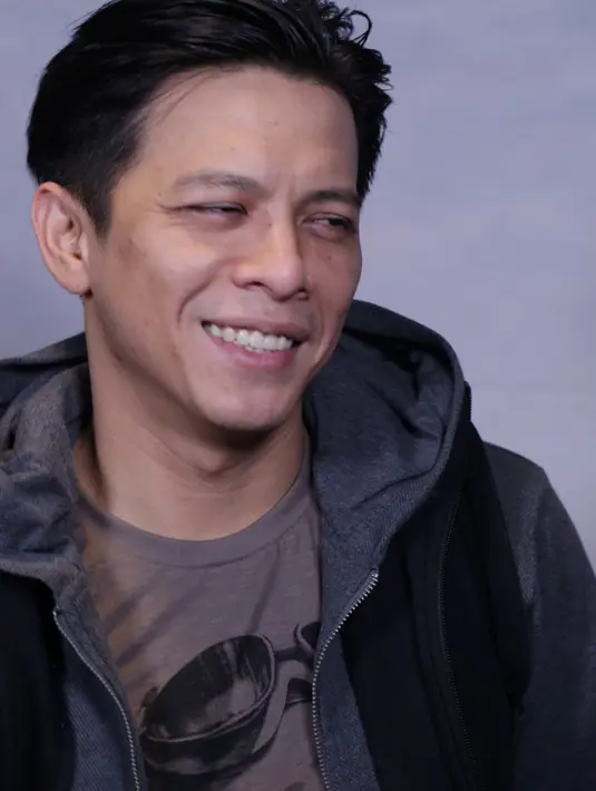 Senyuman Ariel menunjukkan keoptimisan band NOAH akan memberi performa maksimal di atas panggung dalam acara HUT SCTV ke-25. (Fathan Rangkuti/Bintang.com)