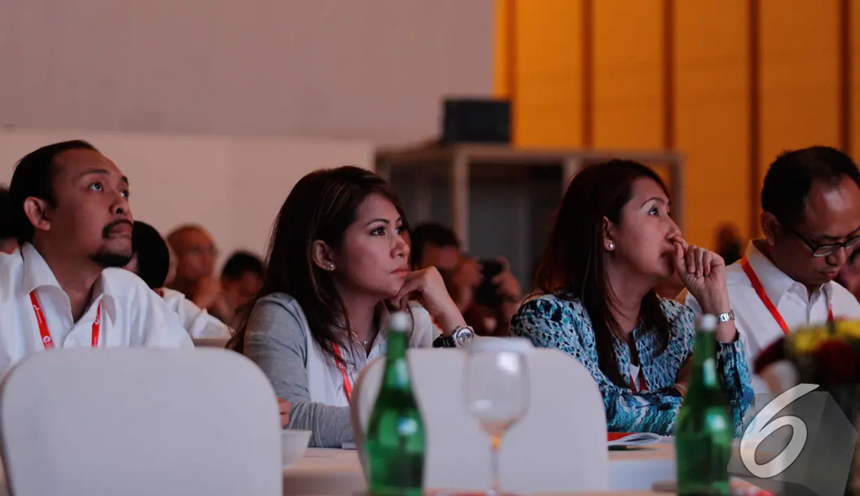 Para peserta Pertamina Energy Outlook 2015 hari ke-2 memperhatikan pemaparan pembicara di Ballroom 3 Pacific Place, Jakarta, Kamis (4/12/2014). (Liputan6.com/Faizal Fanani)