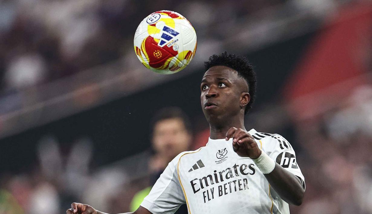 Real Madrid berhasil menyamakan kedudukan pada menit ke-45+2 lewat aksi Vinicius Junior. Tampak dalam foto, penyerang Real Madrid asal Brasil, Vinicius Junior menyundul bola saat pertandingan final Piala Super Spanyol melawan Real Madrid di King Abdullah Sports City Stadium, Jeddah pada Minggu 11 Januari 2026 waktu setempat atau Senin 12 Januari 2026 dini hari WIB. (Fadel SENNA/AFP)