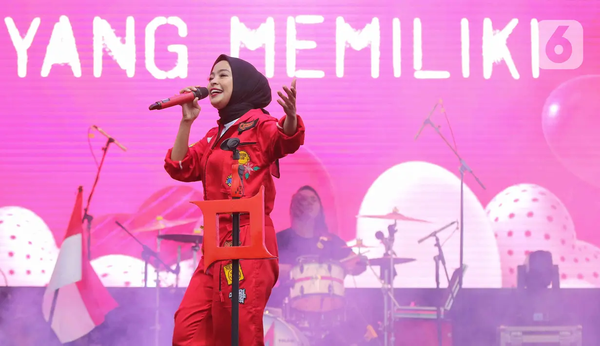 Grup band Kotak tampil pada acara doa bersama dan konser amal Salam Satu Jiwa di Bekasi, Jawa Barat, Minggu (8/1/2023). Konser ini merupakan bentuk dukungan dan solidaritas terhadap korban tragedi Kanjuruhan Malang. (Liputan6.com/Herman Zakharia)