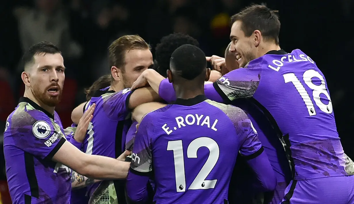 Pemain Tottenham Hotspur Davinson Sanchez merayakan dengan rekan setimnya usai mencetak gol ke gawang Watford pada pertandingan sepak bola Liga Inggris di Vicarage Road, Watford, Inggris, 1 Januari 2022. Tottenham Hotspur menang 1-0. (AP Photo/Rui Vieira)